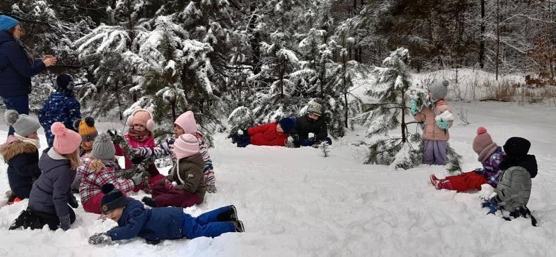 dzieci kulające się po śniegu