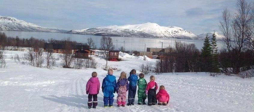 dzieci stojące tyłem na śniegu