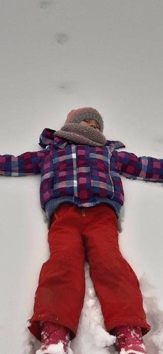 dziecko leżące na śniegu