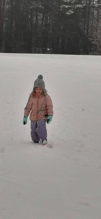 dziecko stojące na śniegu
