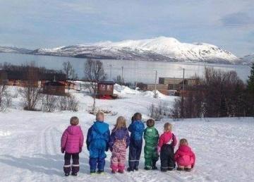 dzieci stojące tyłem na śniegu