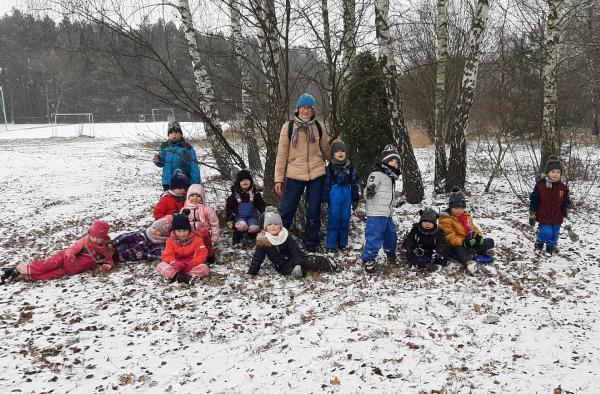 Pani Agnieszka Kuźba z grupą dzieci